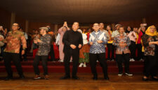 Gubernur NTB, Lalu Muhamad Iqbal bersama Kepala Dinas Kebudayaan NTB, Muhamad Ihwan, saat hadir dalam pembukaan Temu Karya Taman Budaya se-Indonesia ke-25 di Concert Hall Taman Budaya Yogyakarta, Senin malam (28/9/2026).
