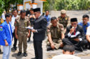 Sekda Lombok Timur, HM. Juaini Taofik saat menemui perwakilan BEM Universitas Gunung Rinjani (UGR) yang menggelar aksi di depan gerbang pintu masuk Kantor Bupati Lombok Timur, Rabu (28/10/2026).