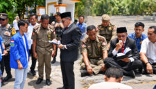 Sekda Lombok Timur, HM. Juaini Taofik saat menemui perwakilan BEM Universitas Gunung Rinjani (UGR) yang menggelar aksi di depan gerbang pintu masuk Kantor Bupati Lombok Timur, Rabu (28/10/2026).