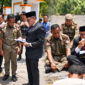 Sekda Lombok Timur, HM. Juaini Taofik saat menemui perwakilan BEM Universitas Gunung Rinjani (UGR) yang menggelar aksi di depan gerbang pintu masuk Kantor Bupati Lombok Timur, Rabu (28/10/2026).