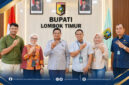 Bupati Lombok Timur, H. Haerul Warisin didampingi Kepala Dinas Perkim pose bersama di sela-sela menerima Kepala Balai Pelaksana Penyediaan Perumahan dan Kawasan Permukiman Nusa Tenggara I, Lilik Lastantyo Adiarso beserta jajaran, di ruang kerja Bupati Lombok Timur, Kamis (29/10/2026).