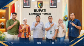 Bupati Lombok Timur, H. Haerul Warisin didampingi Kepala Dinas Perkim pose bersama di sela-sela menerima Kepala Balai Pelaksana Penyediaan Perumahan dan Kawasan Permukiman Nusa Tenggara I, Lilik Lastantyo Adiarso beserta jajaran, di ruang kerja Bupati Lombok Timur, Kamis (29/10/2026).