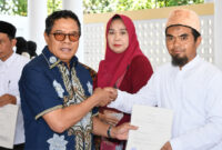 Bupati Lombok Timur, H. Haerul Warisin saat menyerahkan SHM kepada 109 KK transmigran di UPT Jeringo, Desa Puncak Jeringo, Kecamatan Suela, Kabupaten Lombok Timur, di Pendopo Bupati Lombok Timur, Kamis (15/10/2026).