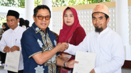 Bupati Lombok Timur, H. Haerul Warisin saat menyerahkan SHM kepada 109 KK transmigran di UPT Jeringo, Desa Puncak Jeringo, Kecamatan Suela, Kabupaten Lombok Timur, di Pendopo Bupati Lombok Timur, Kamis (15/10/2026).