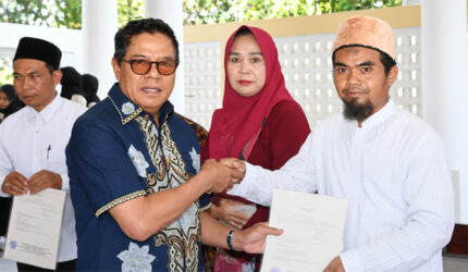 Bupati Lotim Serahkan SHM