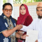 Bupati Lombok Timur, H. Haerul Warisin saat menyerahkan SHM kepada 109 KK transmigran di UPT Jeringo, Desa Puncak Jeringo, Kecamatan Suela, Kabupaten Lombok Timur, di Pendopo Bupati Lombok Timur, Kamis (15/10/2026).