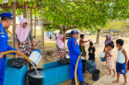Anggota Ditpolairud Polda NTB saat menyalurkan air bersih bagi masyarakat pesisir Telaga Lupi, Dusun Batu Kumbu, Kecamatan Sekotong, Kabupaten Lombok Barat, Selasa (27/10/2026).