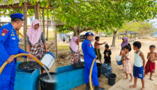 Anggota Ditpolairud Polda NTB saat menyalurkan air bersih bagi masyarakat pesisir Telaga Lupi, Dusun Batu Kumbu, Kecamatan Sekotong, Kabupaten Lombok Barat, Selasa (27/10/2026).
