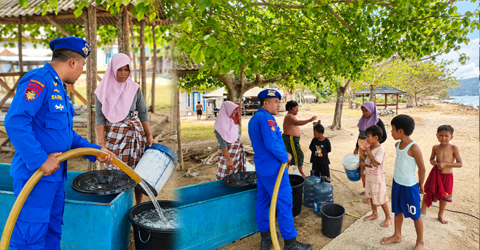 Anggota Ditpolairud Polda NTB saat menyalurkan air bersih bagi masyarakat pesisir Telaga Lupi, Dusun Batu Kumbu, Kecamatan Sekotong, Kabupaten Lombok Barat, Selasa (27/10/2026).