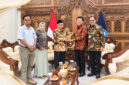 Mendikdasmen RI, Prof. Dr. Abdul Mu'ti saat menerima langsung audiensi jajaran PT Bank NTB Syariah dalam rangka memperkuat sinergi dan koordinasi terkait peningkatan layanan transaksi keuangan bagi ASN di lingkungan Kemendikdasmen.