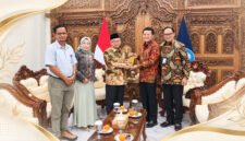 Mendikdasmen RI, Prof. Dr. Abdul Mu'ti saat menerima langsung audiensi jajaran PT Bank NTB Syariah dalam rangka memperkuat sinergi dan koordinasi terkait peningkatan layanan transaksi keuangan bagi ASN di lingkungan Kemendikdasmen.