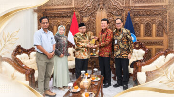 Mendikdasmen RI, Prof. Dr. Abdul Mu'ti saat menerima langsung audiensi jajaran PT Bank NTB Syariah dalam rangka memperkuat sinergi dan koordinasi terkait peningkatan layanan transaksi keuangan bagi ASN di lingkungan Kemendikdasmen.