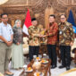 Mendikdasmen RI, Prof. Dr. Abdul Mu'ti saat menerima langsung audiensi jajaran PT Bank NTB Syariah dalam rangka memperkuat sinergi dan koordinasi terkait peningkatan layanan transaksi keuangan bagi ASN di lingkungan Kemendikdasmen.