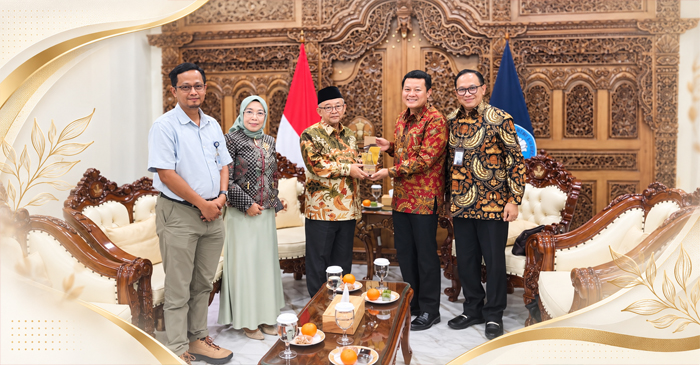 Mendikdasmen RI, Prof. Dr. Abdul Mu'ti saat menerima langsung audiensi jajaran PT Bank NTB Syariah dalam rangka memperkuat sinergi dan koordinasi terkait peningkatan layanan transaksi keuangan bagi ASN di lingkungan Kemendikdasmen.