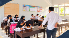 Kadis Dikbud Kabupaten Lombok Timur, M. Nurul Wathoni, saat melakukan Sidak di SDN 1 Jerowaru, Selasa (13/10/2026).