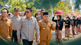 Bupati Lombok Timur, H. Haerul Warisin, saat menghadiri Gawe Adat Selametan Otak Reban, di Desa Sambelia, Kecamatan Sambelia, Kabupaten Lombok Timur, Senin (19/10/2026).