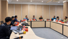Suasana musyawarah bersama antara perwakilan PLN EG, kepala desa, aparat desa, serta pihak-pihak terkait, yang berlangsung di lingkungan Nusantara Power, Desa Punagaya, Jeneponto, Sulawesi Selatan.