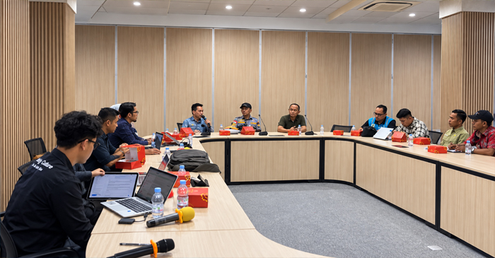 Suasana musyawarah bersama antara perwakilan PLN EG, kepala desa, aparat desa, serta pihak-pihak terkait, yang berlangsung di lingkungan Nusantara Power, Desa Punagaya, Jeneponto, Sulawesi Selatan.