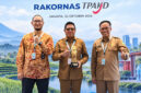 Bupati Lombok Timur, H. Haerul Warisin (tengah) di sela-sela menerima penghargaan predikat terbaik dalam ajang TPAKD Award 2026 untuk wilayah Nusa Tenggara, Maluku, dan Papua, dalam Rakornas TPAKD 2026, di Jakarta, Kamis (22/10/2026).