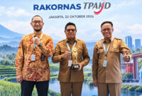 Bupati Lombok Timur, H. Haerul Warisin (tengah) di sela-sela menerima penghargaan predikat terbaik dalam ajang TPAKD Award 2026 untuk wilayah Nusa Tenggara, Maluku, dan Papua, dalam Rakornas TPAKD 2026, di Jakarta, Kamis (22/10/2026).