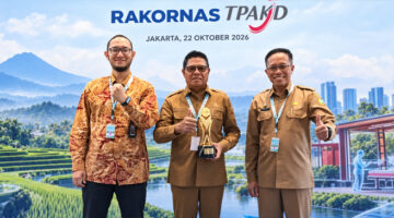 Bupati Lombok Timur, H. Haerul Warisin (tengah) di sela-sela menerima penghargaan predikat terbaik dalam ajang TPAKD Award 2026 untuk wilayah Nusa Tenggara, Maluku, dan Papua, dalam Rakornas TPAKD 2026, di Jakarta, Kamis (22/10/2026).