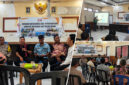 Suasana kegiatan verifikasi dan diseminasi hasil peta wilayah adat Komunitas Masyarakat Adat Tanjung Karang yang diselenggarakan Aliansi Masyarakat Adat Nusantara (AMAN) Mataram, di Aula Kantor Lurah Tanjung Karang, Kamis (22/10/2026).