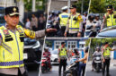 Wakapolda NTB, Brigjen Pol. Hari Nugroho, saat turun langsung mengatur lalu lintas di Simpang Empat BI, Kota Mataram, Senin pagi (26/10/2026).