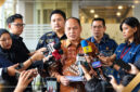 Kepala Pusat Penerangan Hukum Kejaksaan Agung, Anang Supriatna, S.H., M.H saat memberikan keterangan pers kepada awak media di Jakarta.