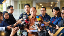 Kepala Pusat Penerangan Hukum Kejaksaan Agung, Anang Supriatna, S.H., M.H saat memberikan keterangan pers kepada awak media di Jakarta.