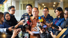 Kepala Pusat Penerangan Hukum Kejaksaan Agung, Anang Supriatna, S.H., M.H saat memberikan keterangan pers kepada awak media di Jakarta.