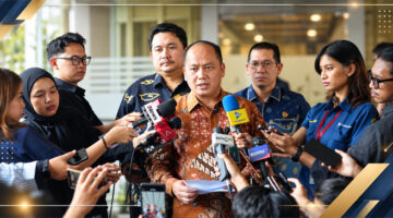 Kepala Pusat Penerangan Hukum Kejaksaan Agung, Anang Supriatna, S.H., M.H saat memberikan keterangan pers kepada awak media di Jakarta.